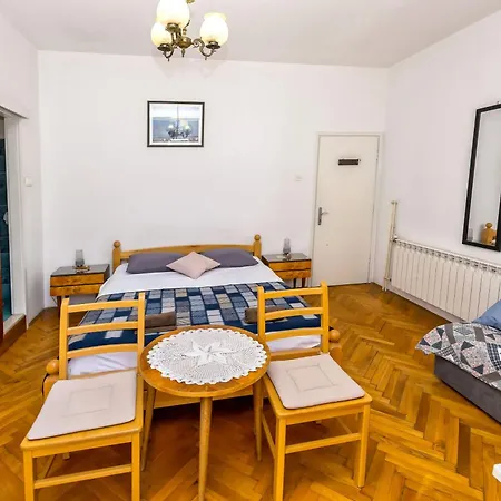 Apartment And Rooms Angela Vela Luka