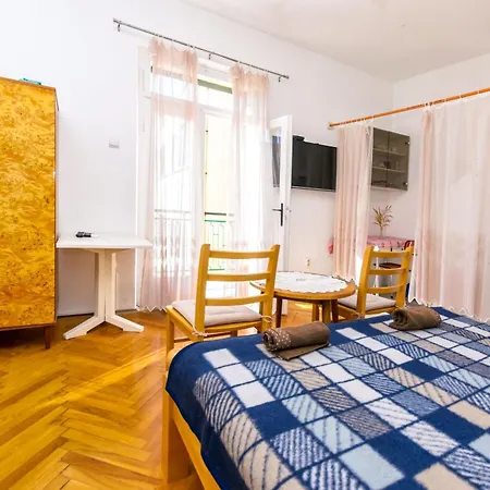 And Angela Lägenhet *